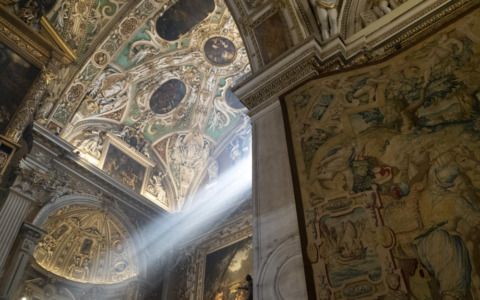 Un buttero accoglie i visitatori all’ingresso di Alberese