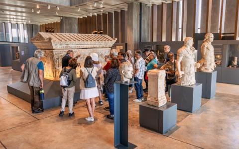 Il busto di Filippo Castagnoli trasferito nel cortile del teatro