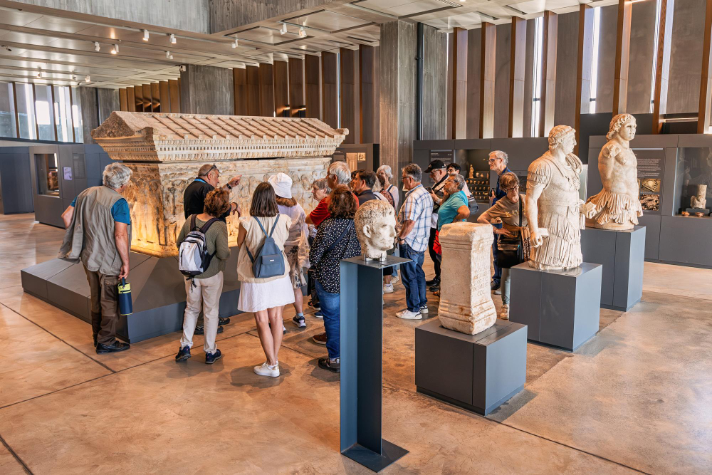 Il busto di Filippo Castagnoli trasferito nel cortile del teatro