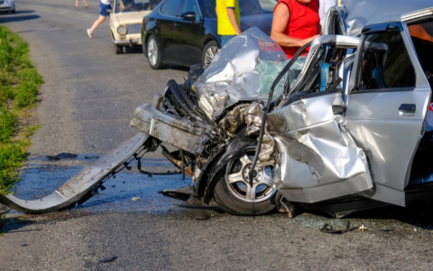 Tre giovani feriti dopo l’uscita di strada dell’auto