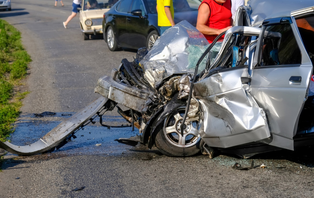 Tre giovani feriti dopo l’uscita di strada dell’auto