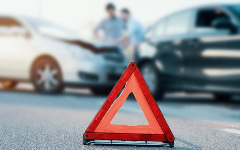 Scontro tra auto e moto, ferito un motociclista