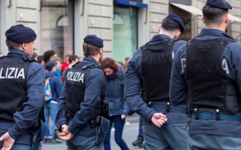 Sequestrato un carretto usato per vendite abusive in spiaggia
