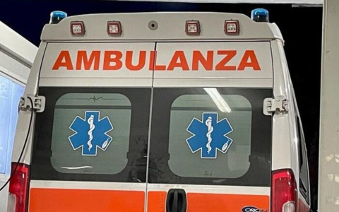 Ciclista 77enne cade in un dirupo durante un’escursione