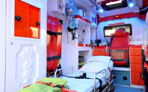 Turista cade in mare al porto per recuperare la borsa