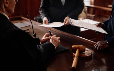 Cassazione annulla assoluzione per rifiuto alcoltest dopo incidente