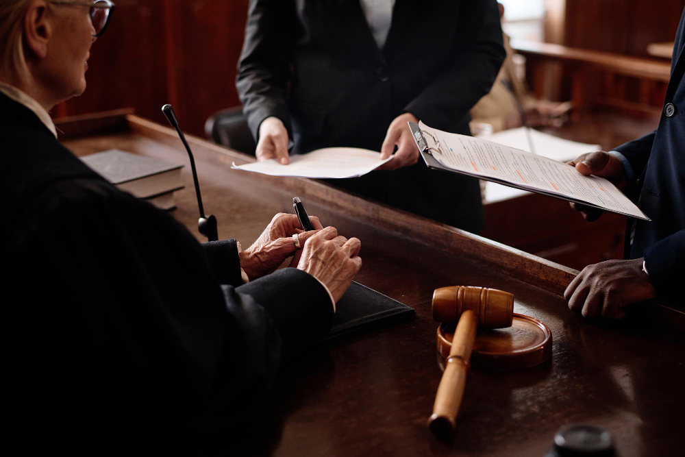 Cassazione annulla assoluzione per rifiuto alcoltest dopo incidente